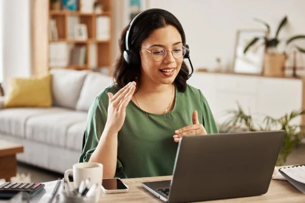 DOME CONNECT -Femme en télétravail à Cournon d'Auvergne